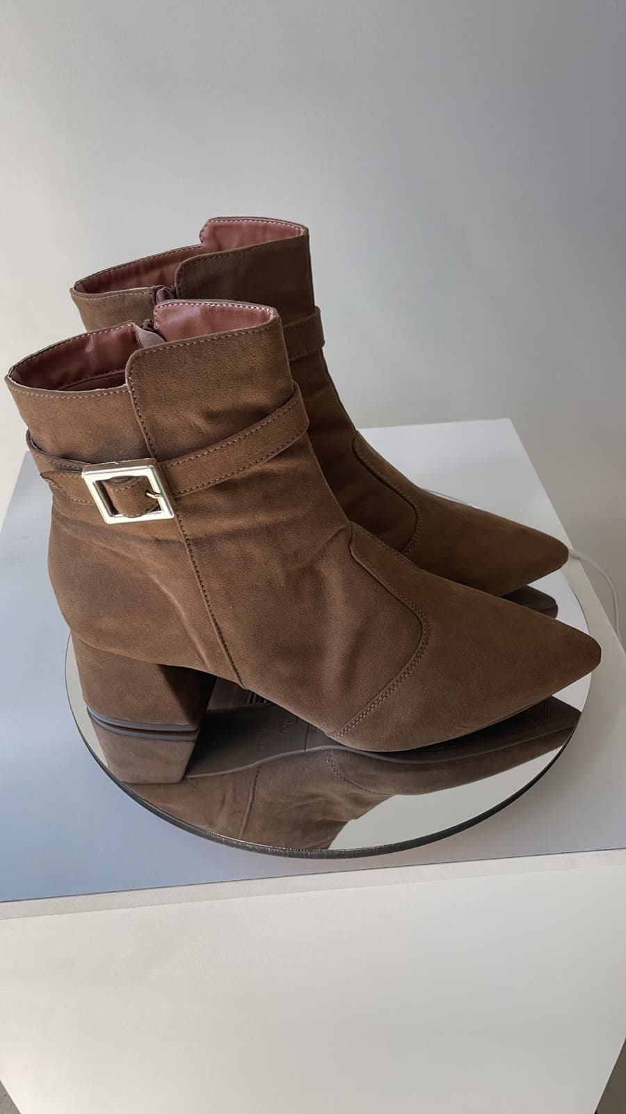 Bota Cano Curto Caramelo em Camurça