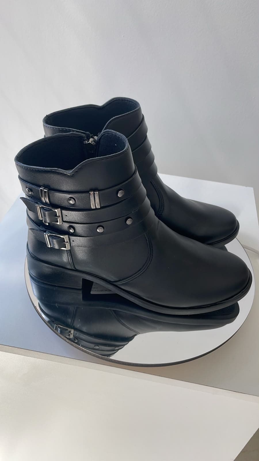 Bota Cano Curto Preta com Fivelas e Tachas