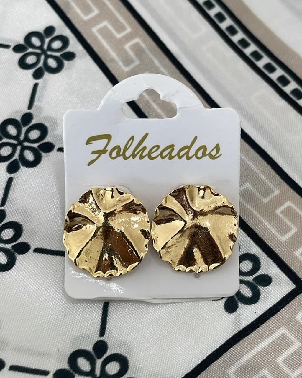 Brinco Dourado Botão Plissado