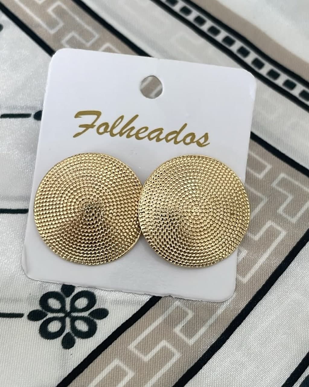 Brinco Dourado Botão Texturizado