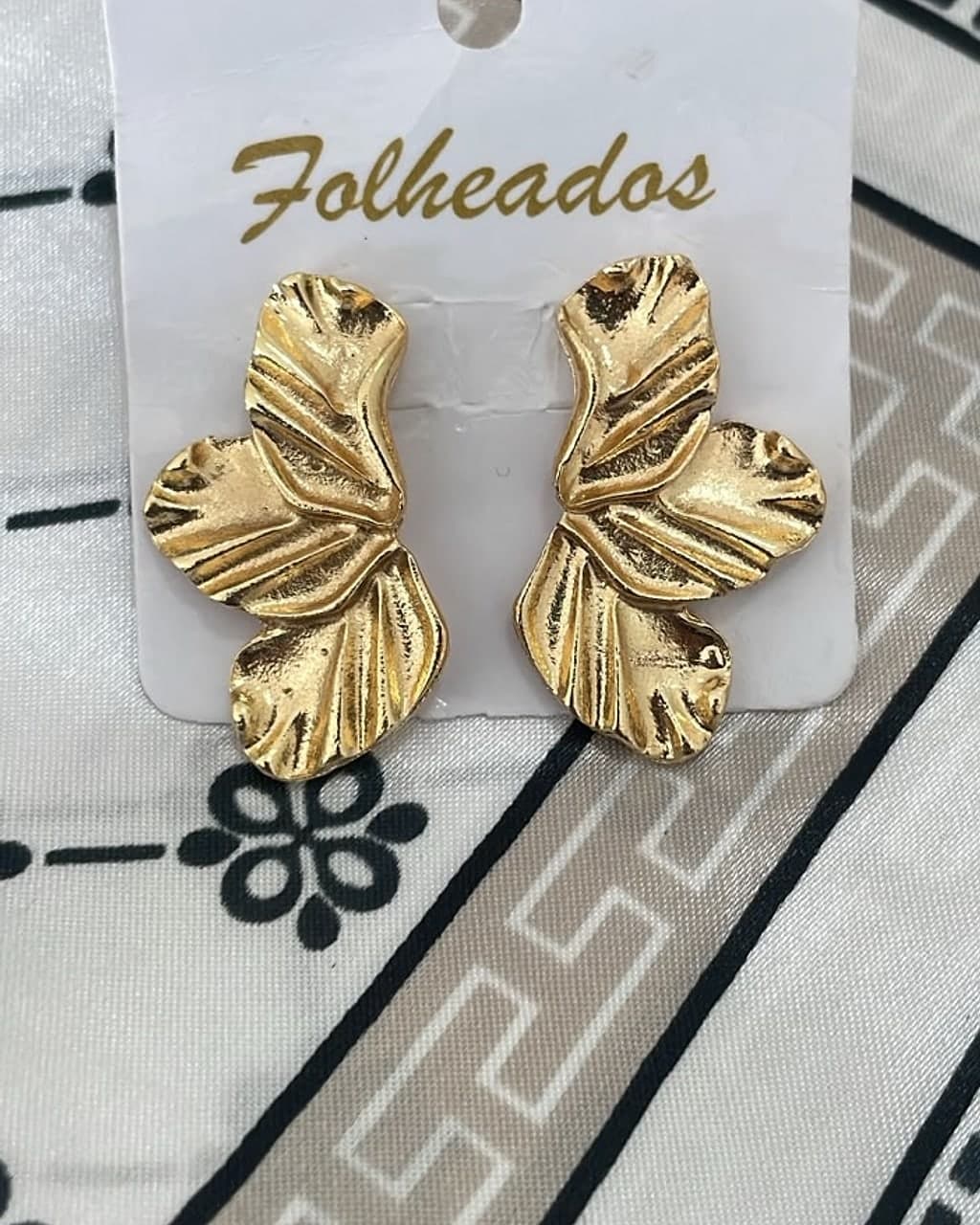 Brinco Dourado Folha Drapeada