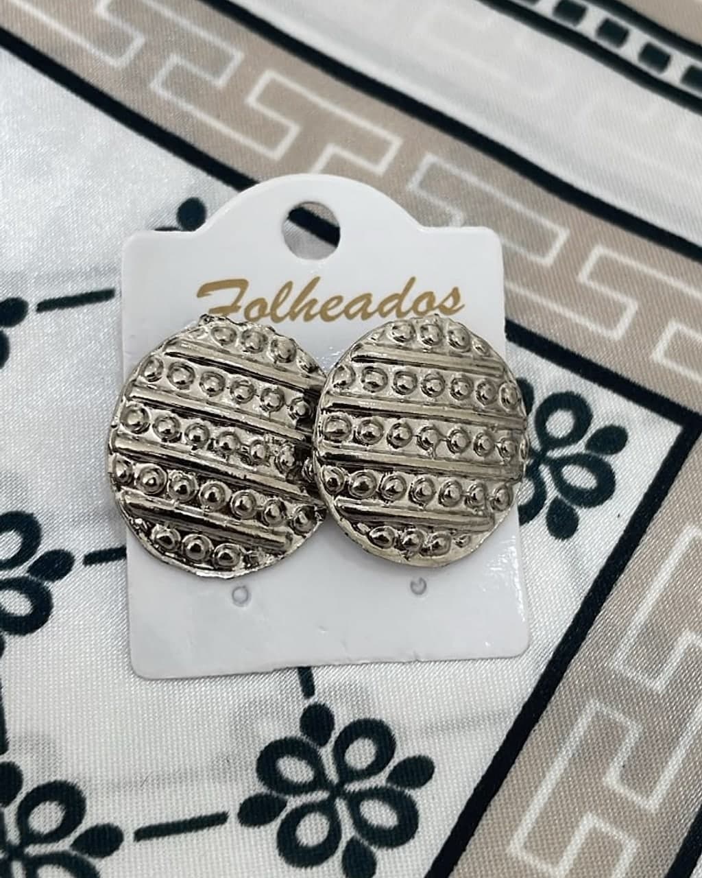 Brinco Prata Botão Pontilhado