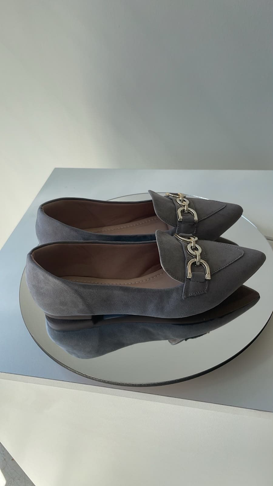 Mocassim Bico Fino Cinza em Camurça