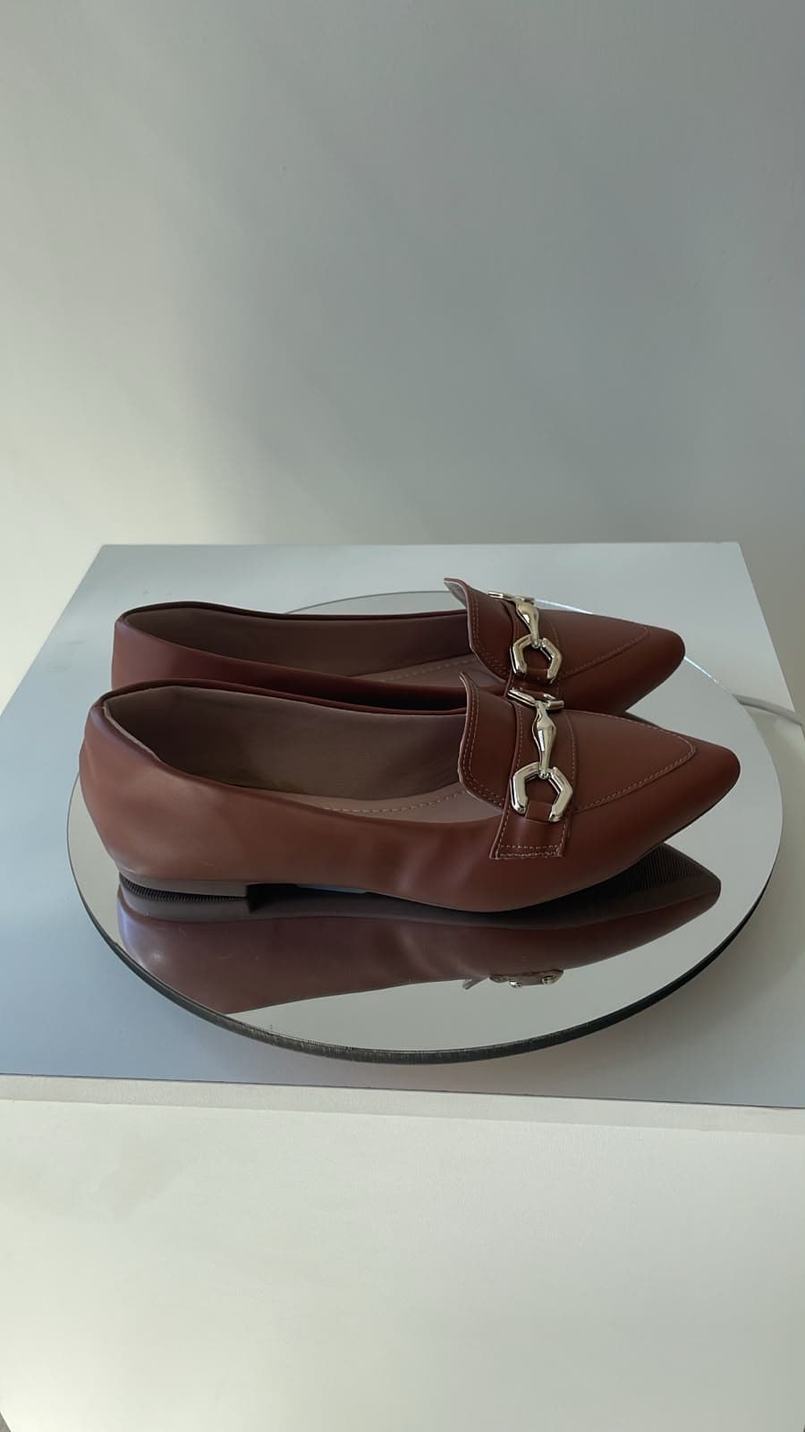 Mocassim Bico Fino Marrom com Fivela Dourada