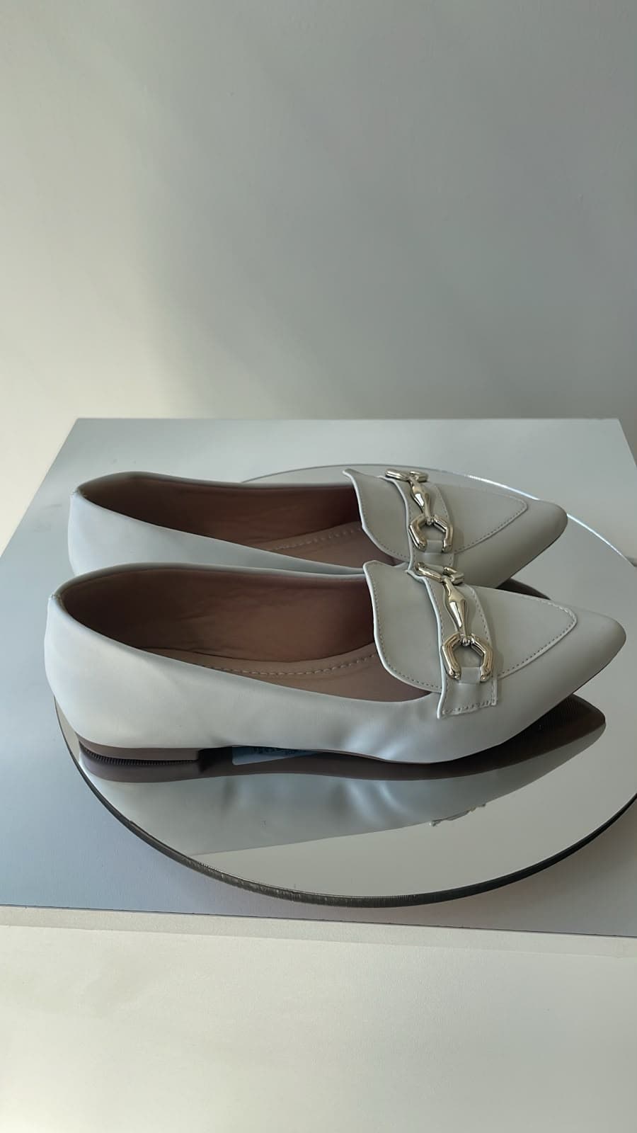 Mocassim Bico Fino Off-White com Fivela Dourada