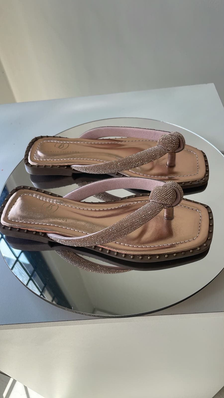 Rasteira de Dedo Rosé com Tira de Strass