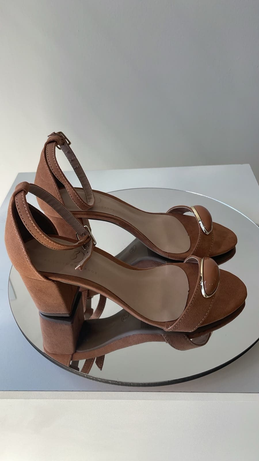 Sandália Caramelo Salto Bloco com Detalhe Dourado