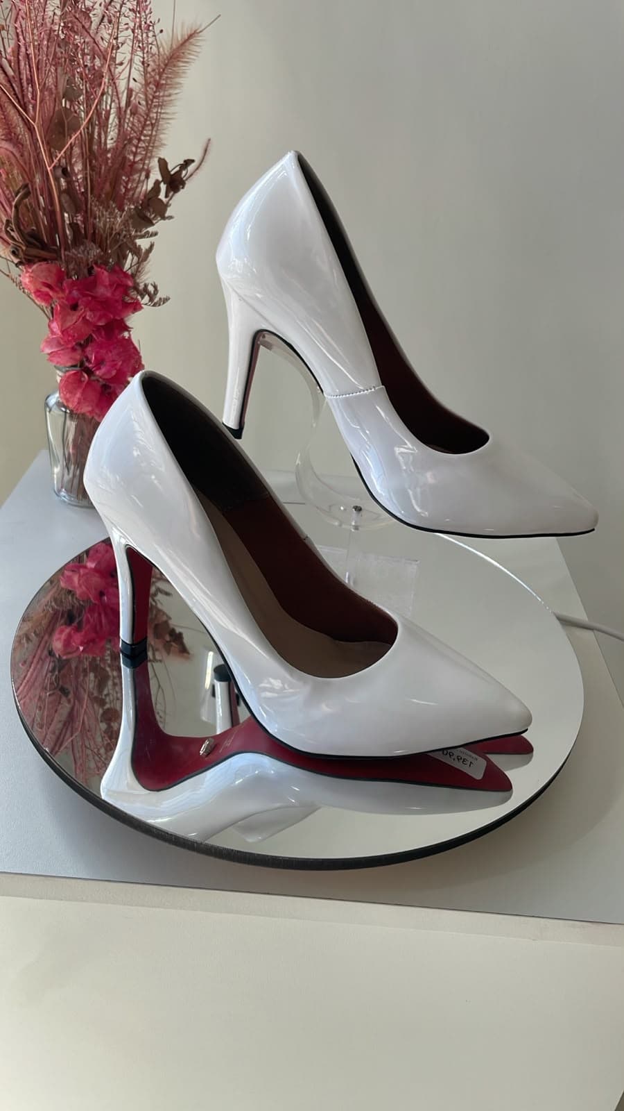 Scarpin Branco Verniz Salto Alto e Sola Vermelha